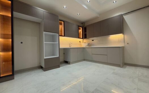 YENİŞAFAKTA HAVUZLU SİTE İÇİ E.BANYOLU LÜKS 3+1 DAİRE