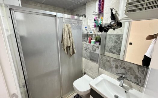 ŞEMİKLER’DE 2+1 ARAKT 2 YILLIK CAM BALKONLU FIRSAT DAİRE
