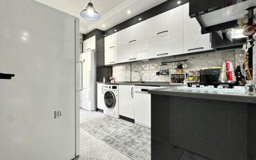 ŞEMİKLER’DE 2+1 ARAKT 2 YILLIK CAM BALKONLU FIRSAT DAİRE