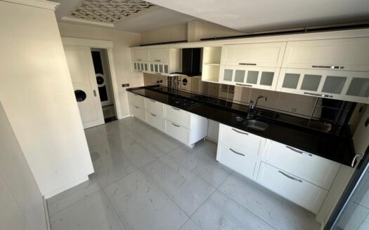 GÜMÜŞLER BULVARI ÜSTÜNDE HAVUZLU ÇOCUK OYUN PARKLI SİTEİÇİ 3+1 DAİRE