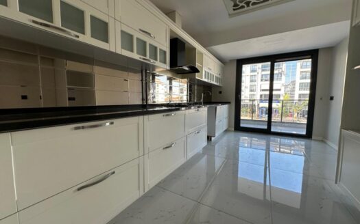 GÜMÜŞLER BULVARI ÜSTÜNDE HAVUZLU ÇOCUK OYUN PARKLI SİTEİÇİ 3+1 DAİRE