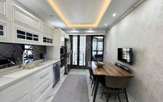 ŞEMİKLERDE HAVUZLU SİTEİÇİ CAM BALKONLU LÜKS DAİRE