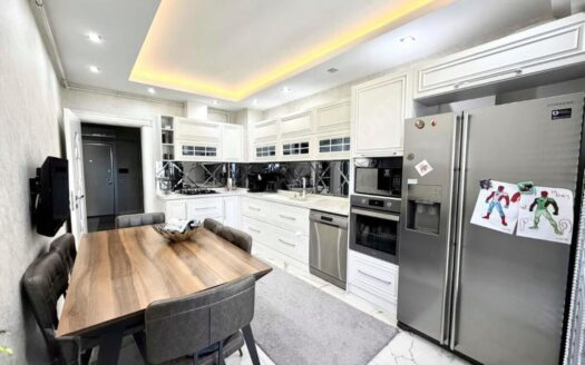 ŞEMİKLERDE HAVUZLU SİTEİÇİ CAM BALKONLU LÜKS DAİRE