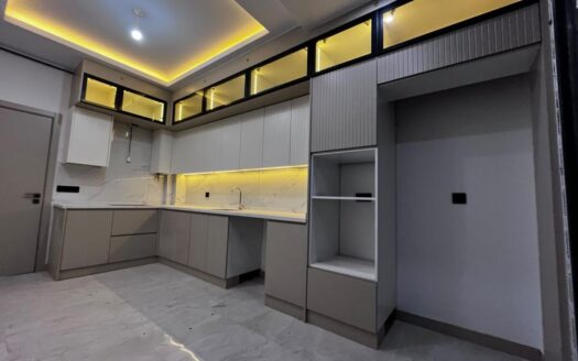 YENİŞAFAKTA CADDE ÜSTÜ 3+1 E.BANYOLU G.ODALI FIRSAT DAİRE